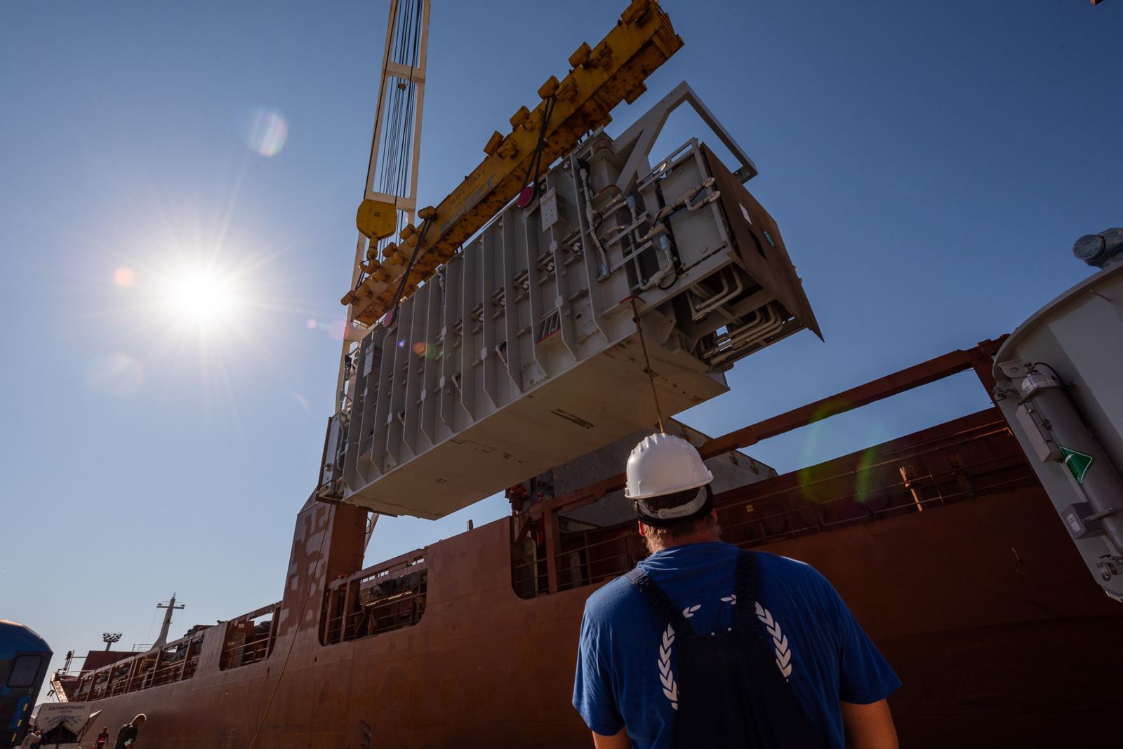 General cargo unit being lifted between vessel and shore